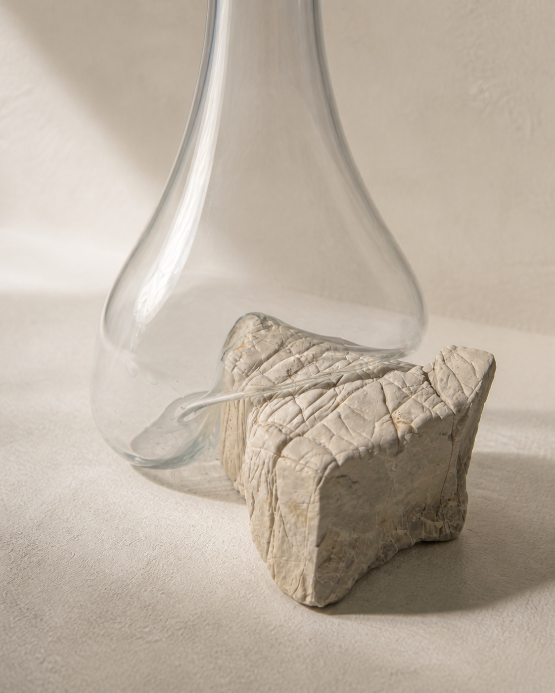 Detail of the lower glass chamber resting around the removable stone support